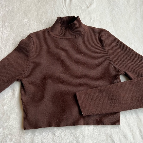 H&M Divided Ribbed Cropped Mock Neck Sweater - Picture 3 of 7